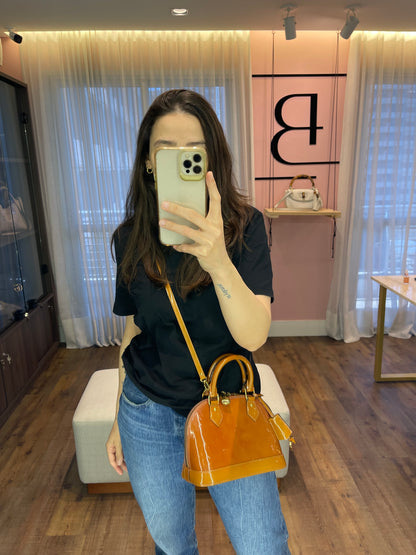 Louis Vuitton Alma BB em Couro Verniz