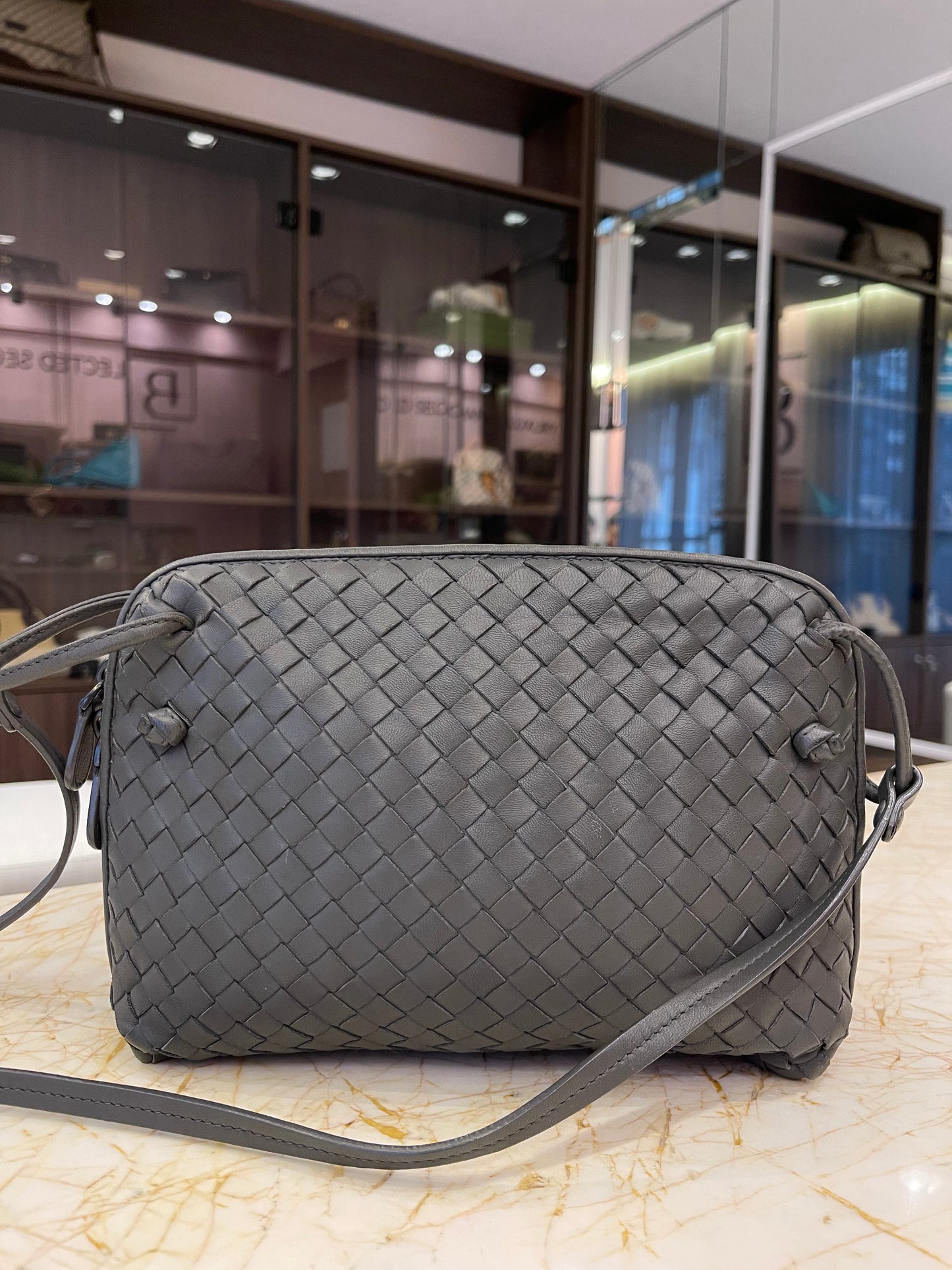 Bottega Veneta Nodini em Couro Intrecciato Cinza
