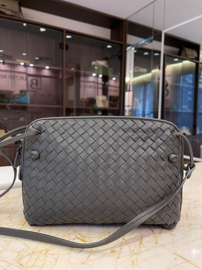 Bottega Veneta Nodini em Couro Intrecciato Cinza
