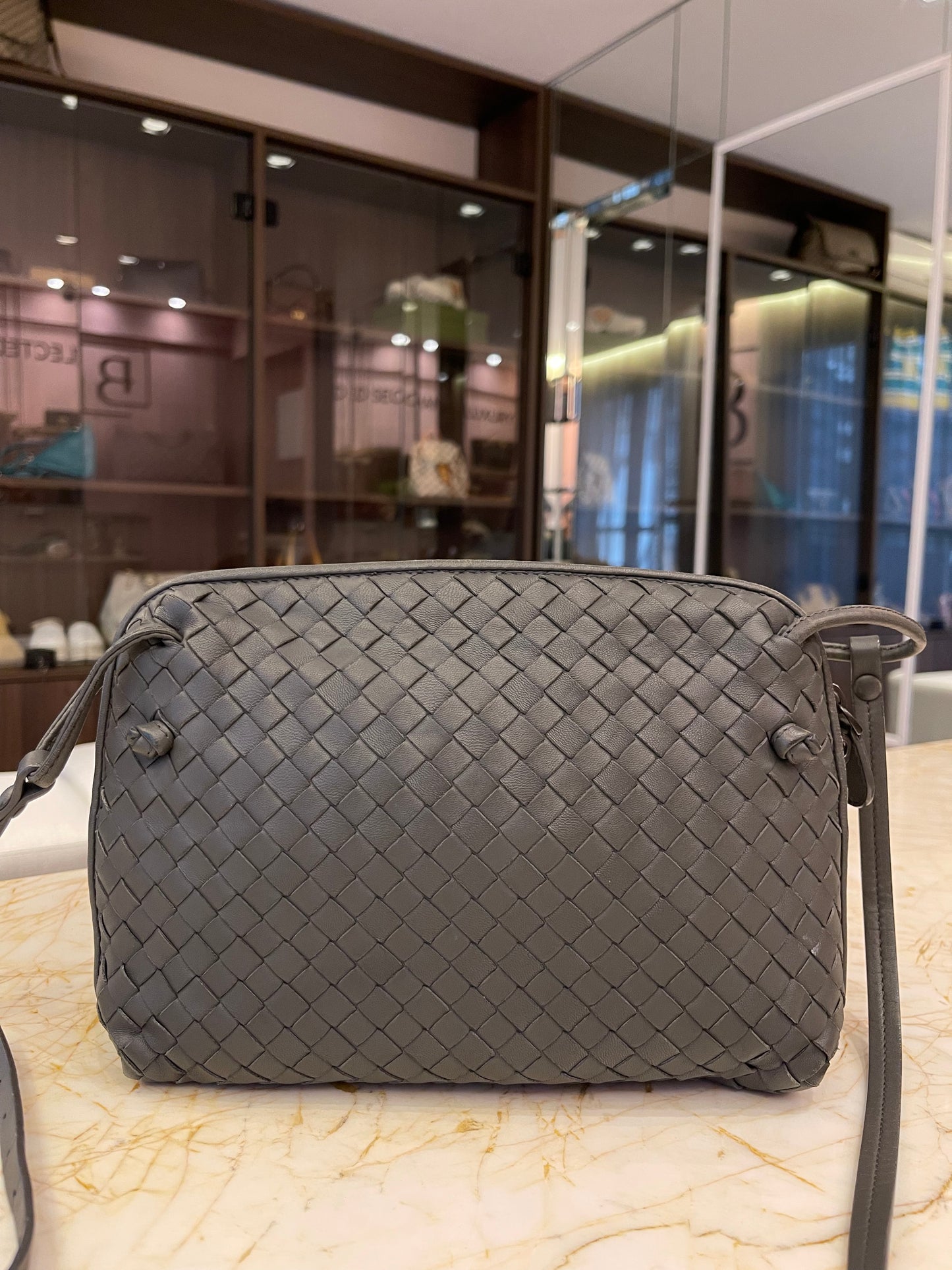 Bottega Veneta Nodini em Couro Intrecciato Cinza