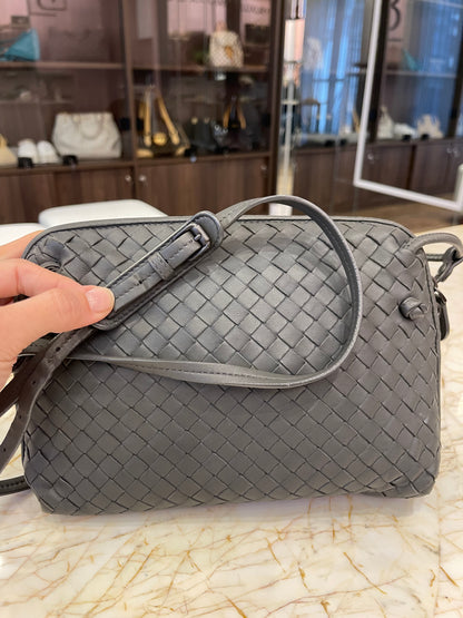 Bottega Veneta Nodini em Couro Intrecciato Cinza
