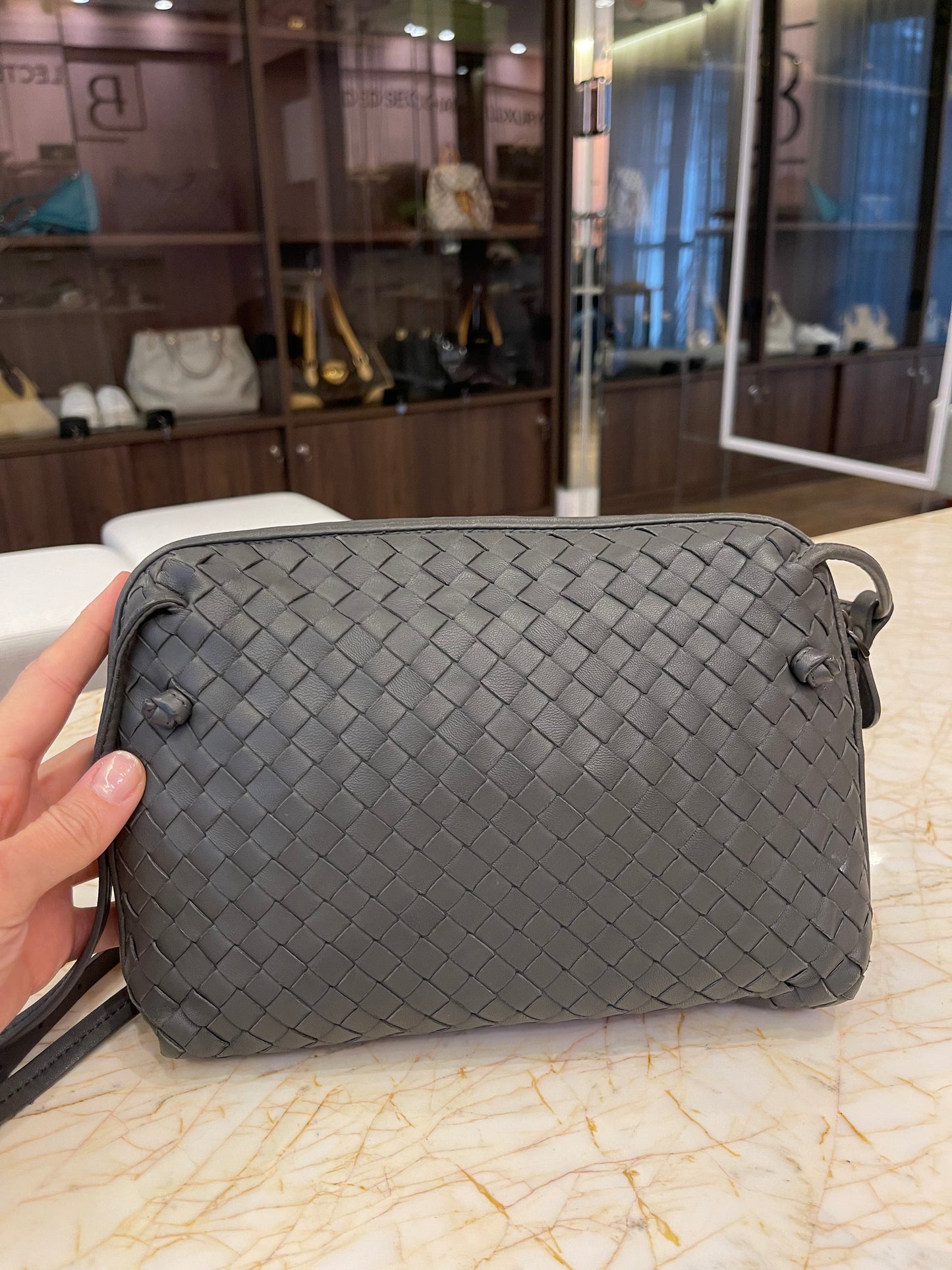 Bottega Veneta Nodini em Couro Intrecciato Cinza