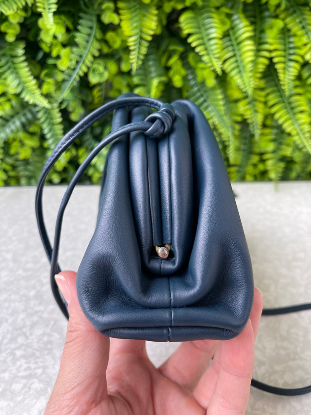 Bottega Veneta Mini Pouch Azul Marinho