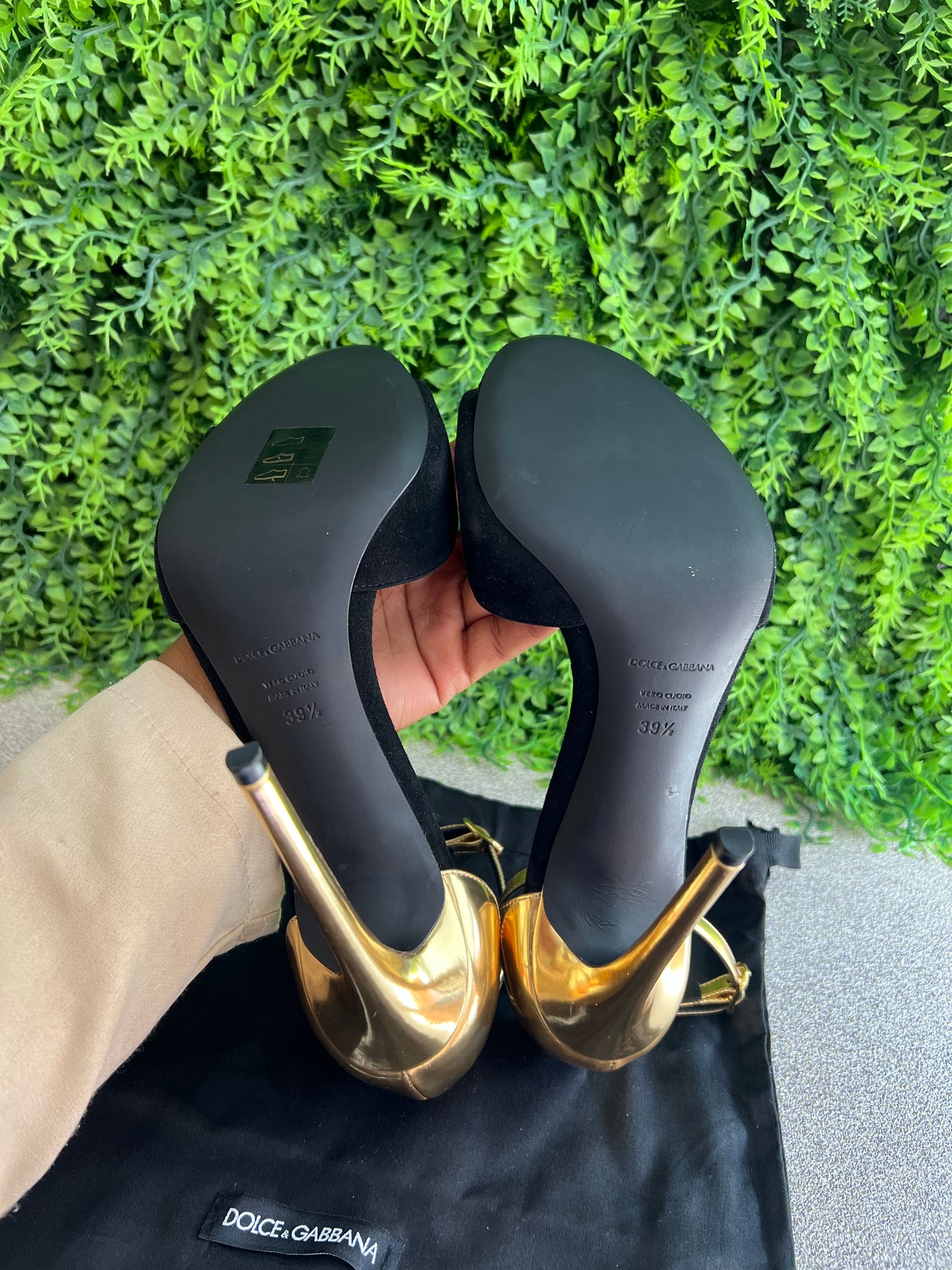 Sandalia D&G Preta e Dourada