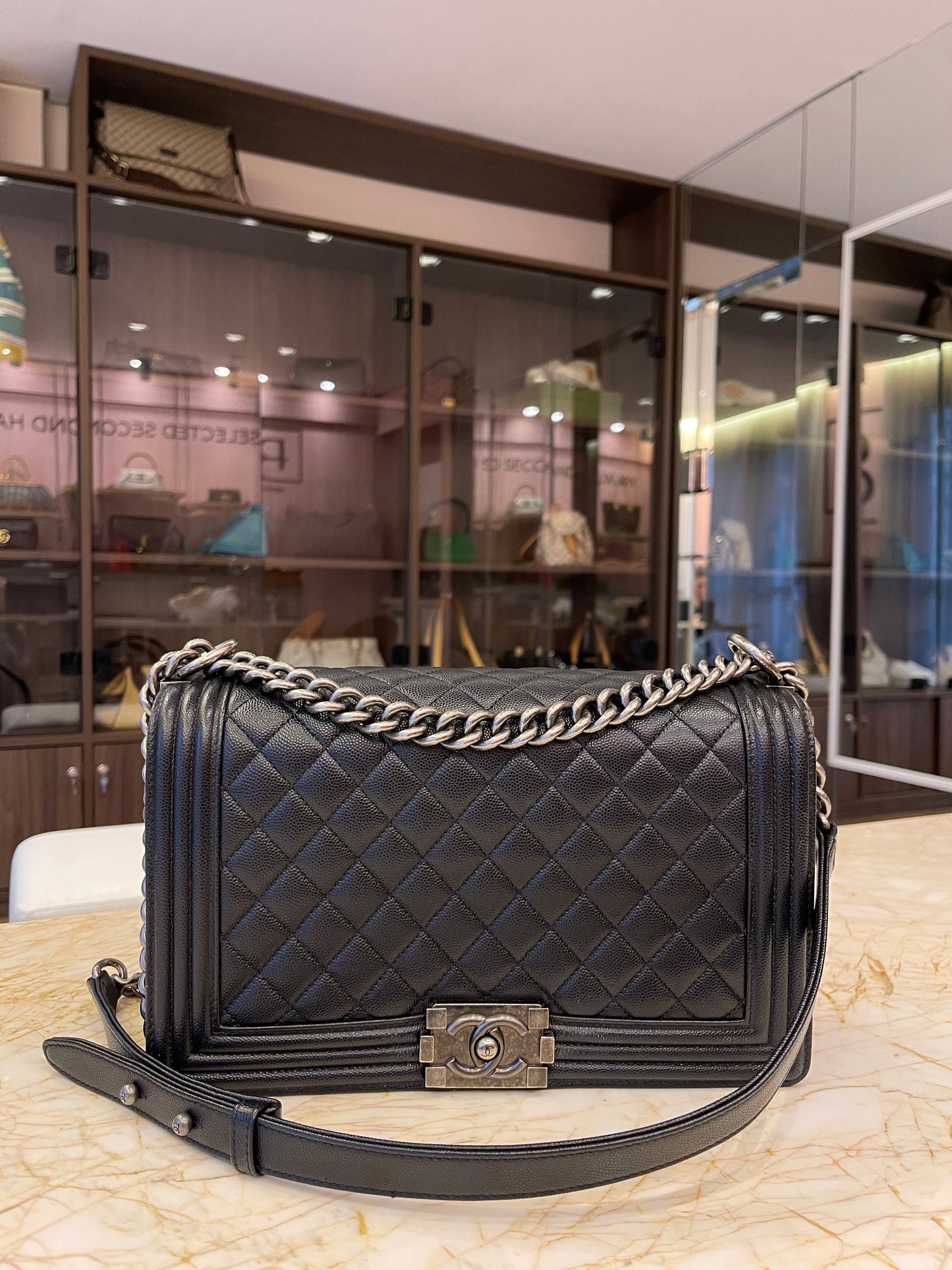 Chanel Boy em Couro Caviar Matelassê Preto