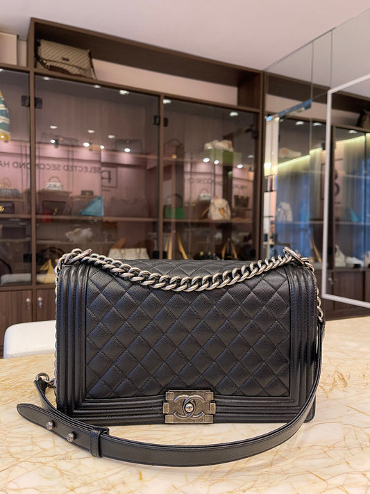 Chanel Boy em Couro Caviar Matelassê Preto