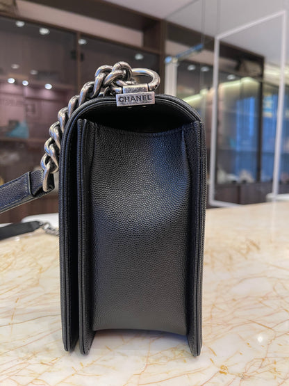 Chanel Boy em Couro Caviar Matelassê Preto
