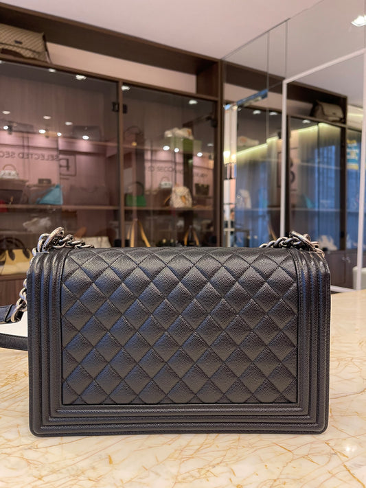 Chanel Boy em Couro Caviar Matelassê Preto