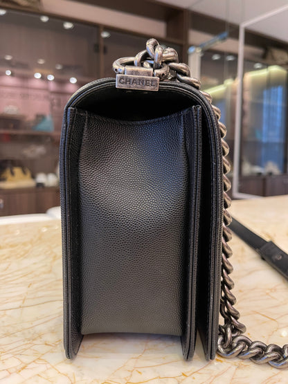 Chanel Boy em Couro Caviar Matelassê Preto