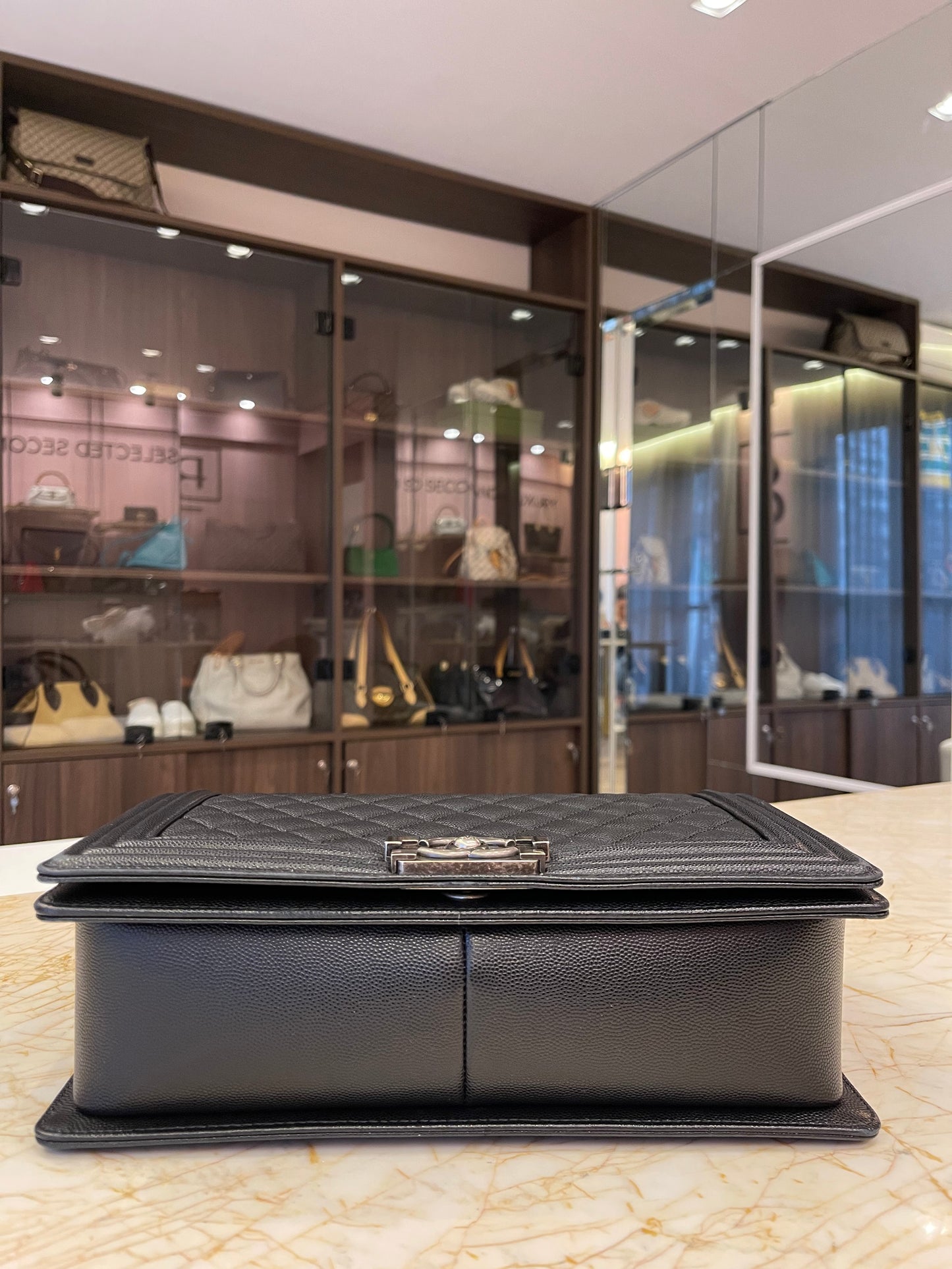 Chanel Boy em Couro Caviar Matelassê Preto