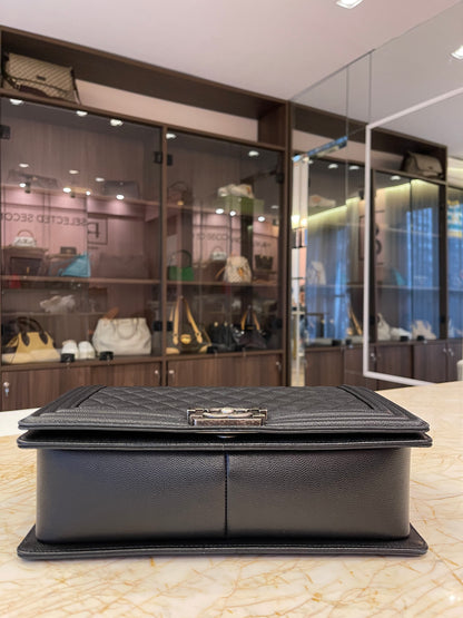 Chanel Boy em Couro Caviar Matelassê Preto