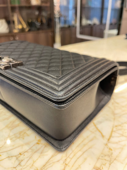 Chanel Boy em Couro Caviar Matelassê Preto