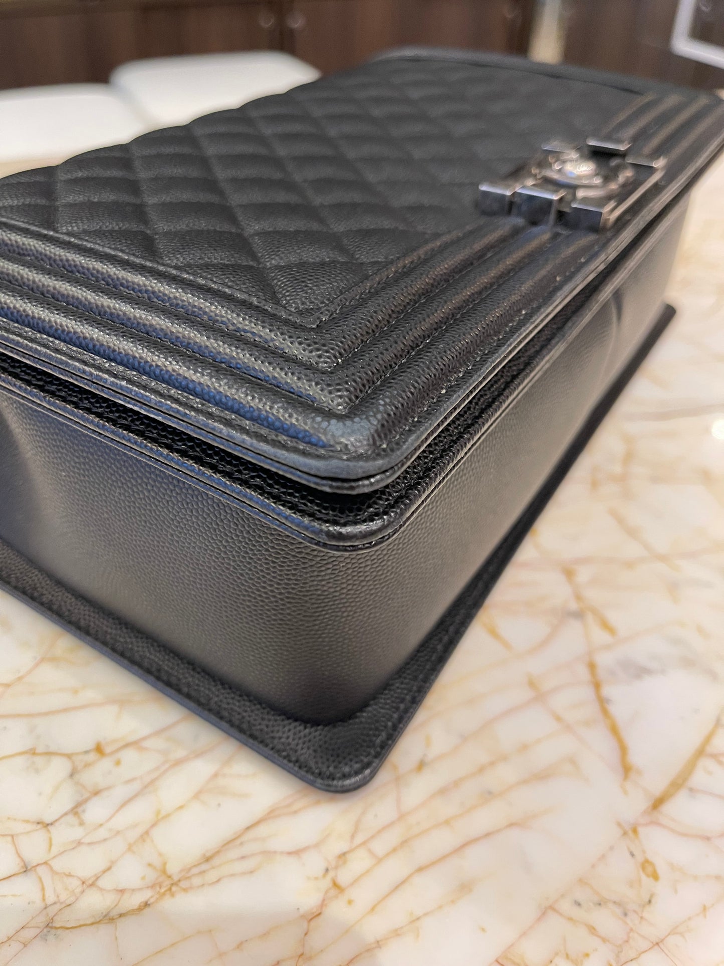 Chanel Boy em Couro Caviar Matelassê Preto