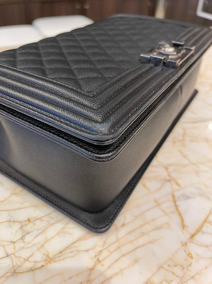 Chanel Boy em Couro Caviar Matelassê Preto