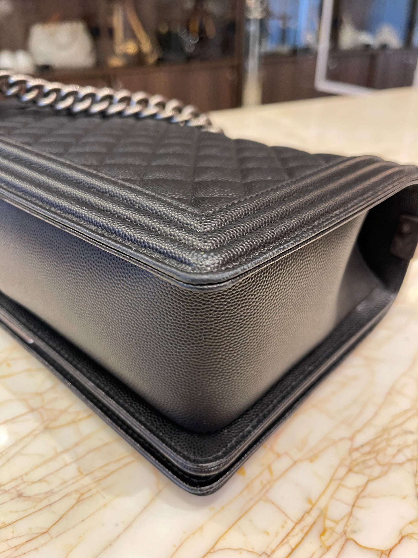 Chanel Boy em Couro Caviar Matelassê Preto