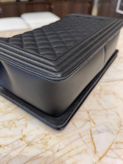 Chanel Boy em Couro Caviar Matelassê Preto