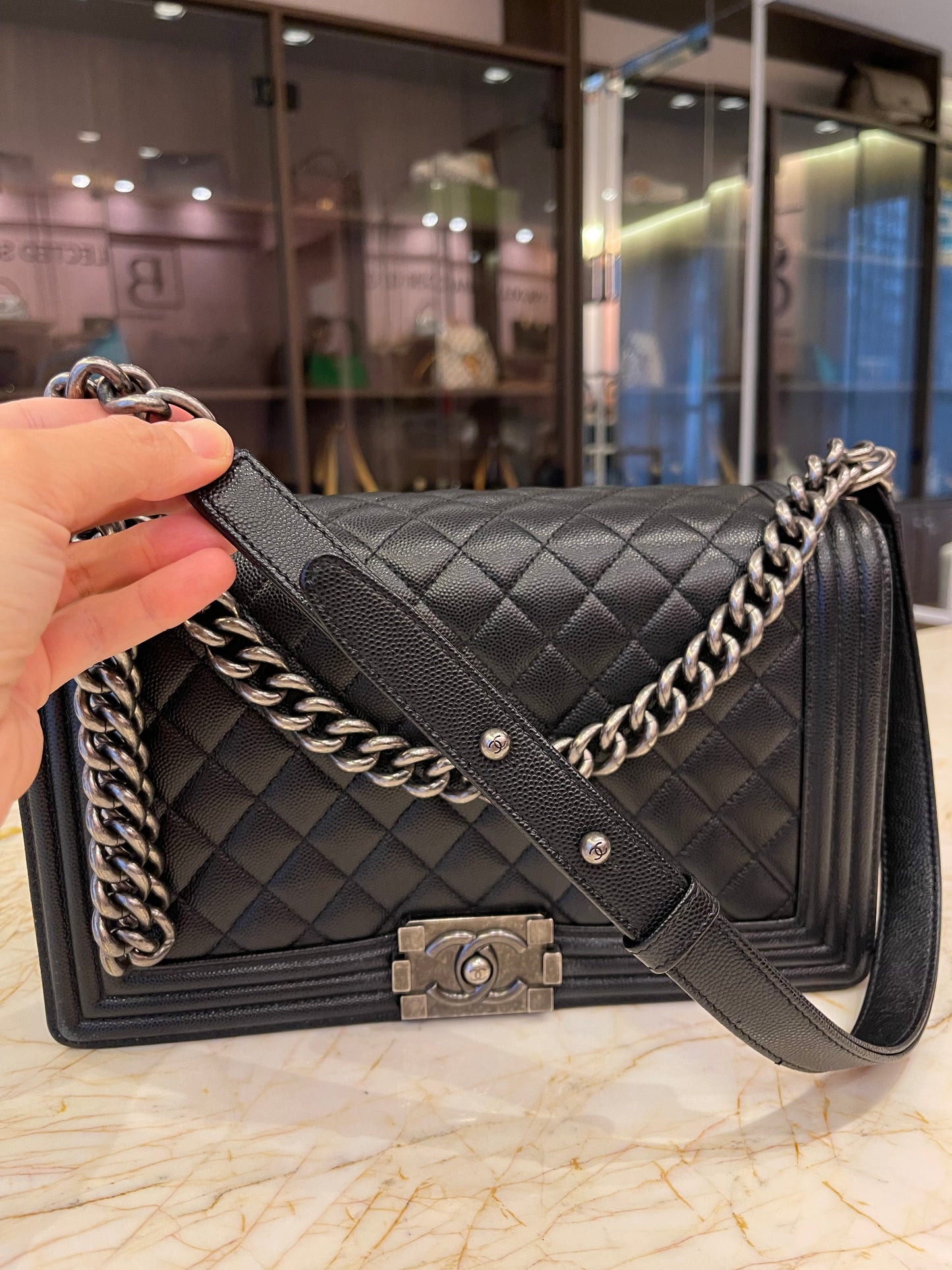 Chanel Boy em Couro Caviar Matelassê Preto