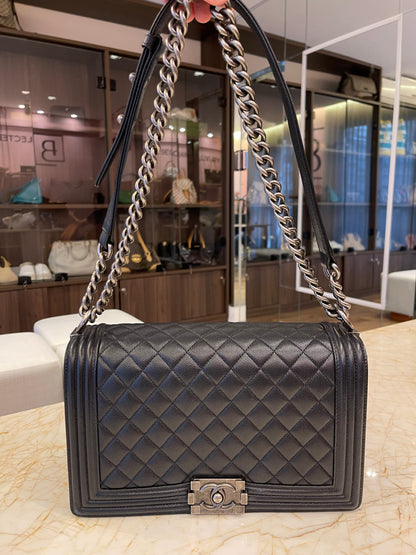 Chanel Boy em Couro Caviar Matelassê Preto