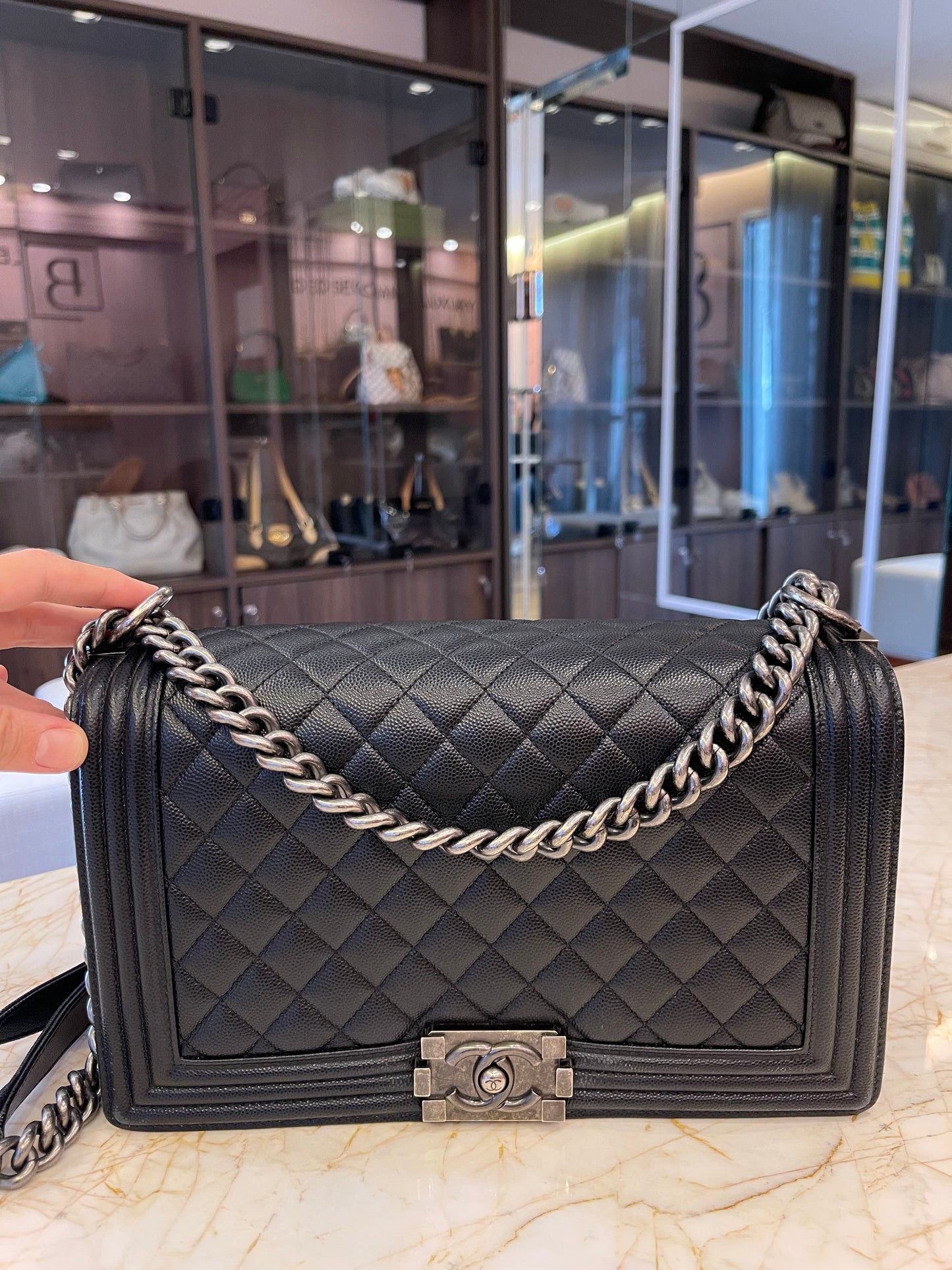 Chanel Boy em Couro Caviar Matelassê Preto