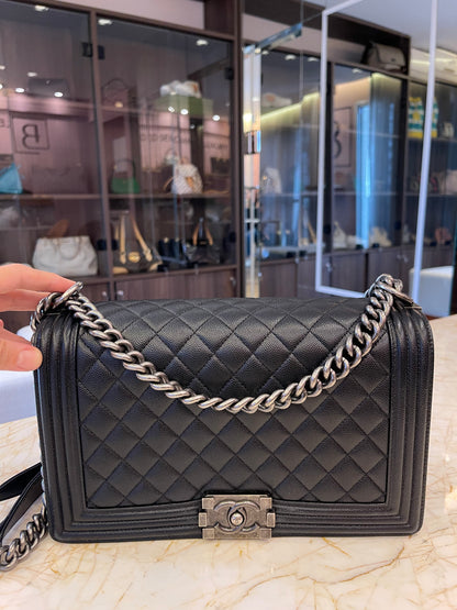 Chanel Boy em Couro Caviar Matelassê Preto