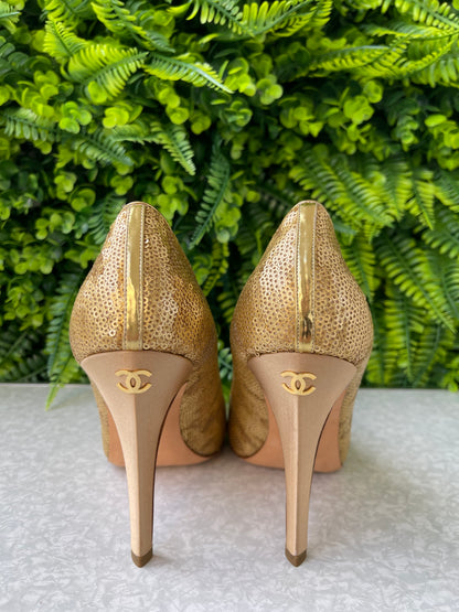 Sapato Chanel Gold Heels
