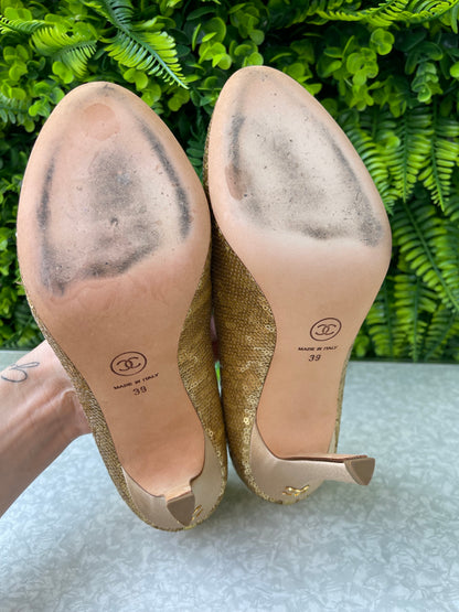 Sapato Chanel Gold Heels