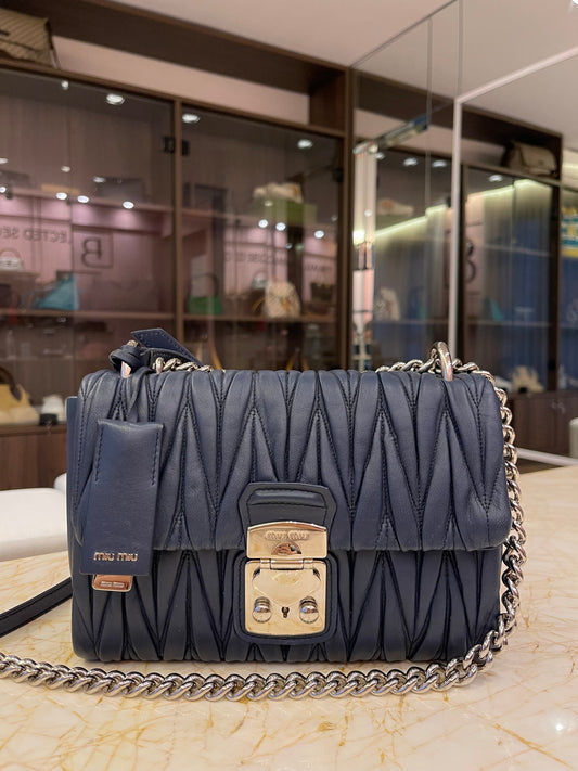 Miu Miu Nappa Push Lock Matelassê Azul Marinho