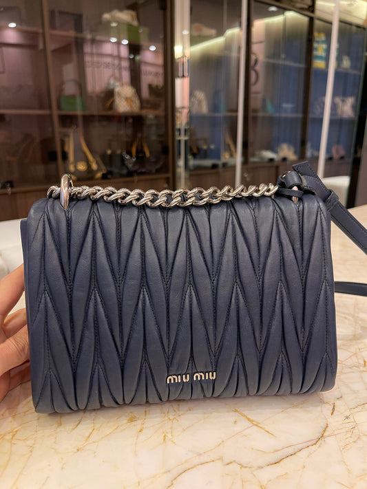 Miu Miu Nappa Push Lock Matelassê Azul Marinho