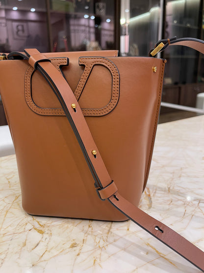 Valentino Garavani VLogo Mini em Couro Marrom