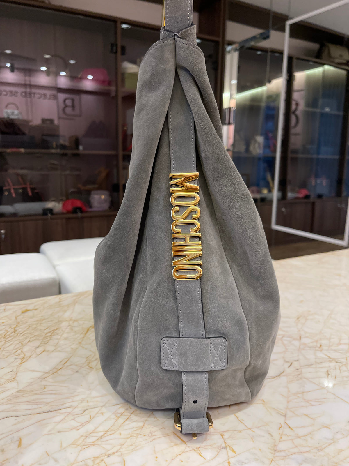 Moschino Handle Me em Camurça Cinza
