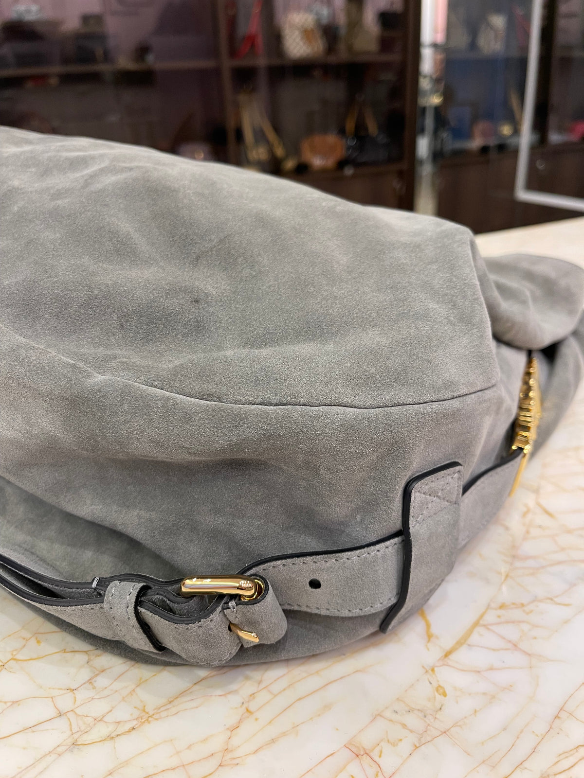 Moschino Handle Me em Camurça Cinza