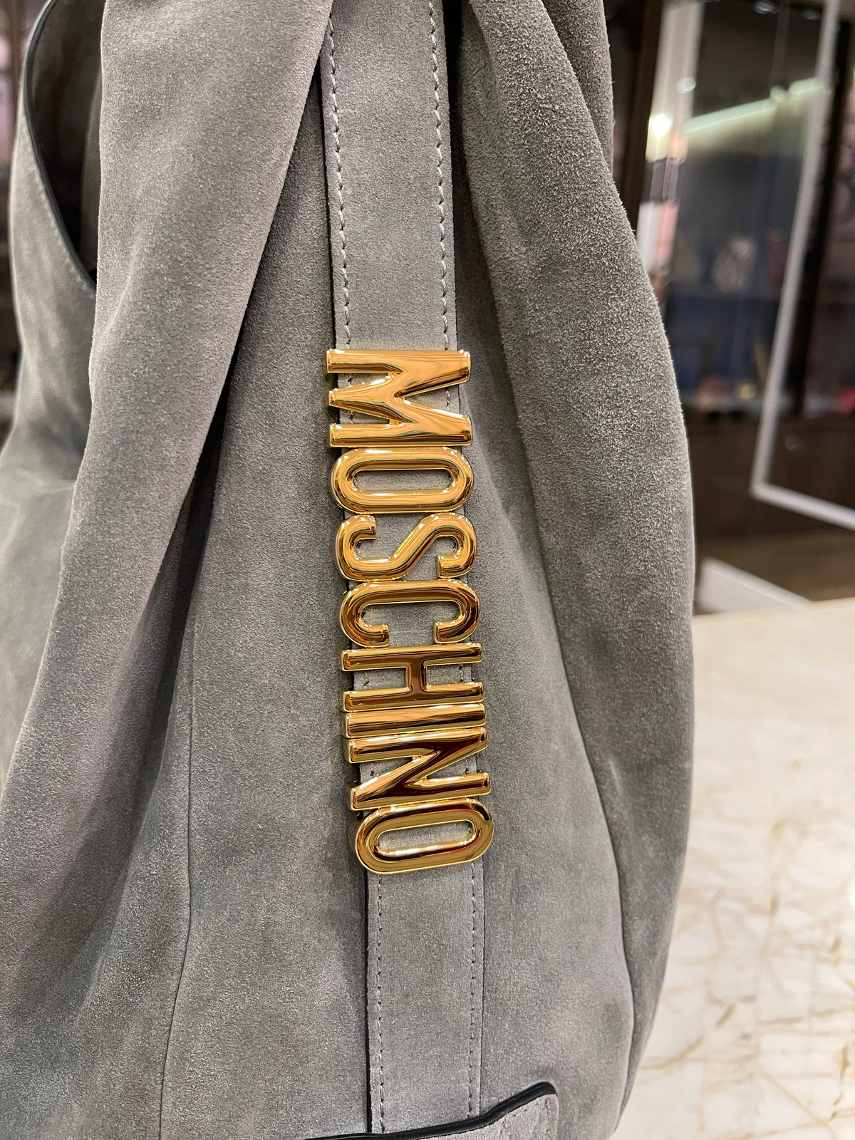 Moschino Handle Me em Camurça Cinza