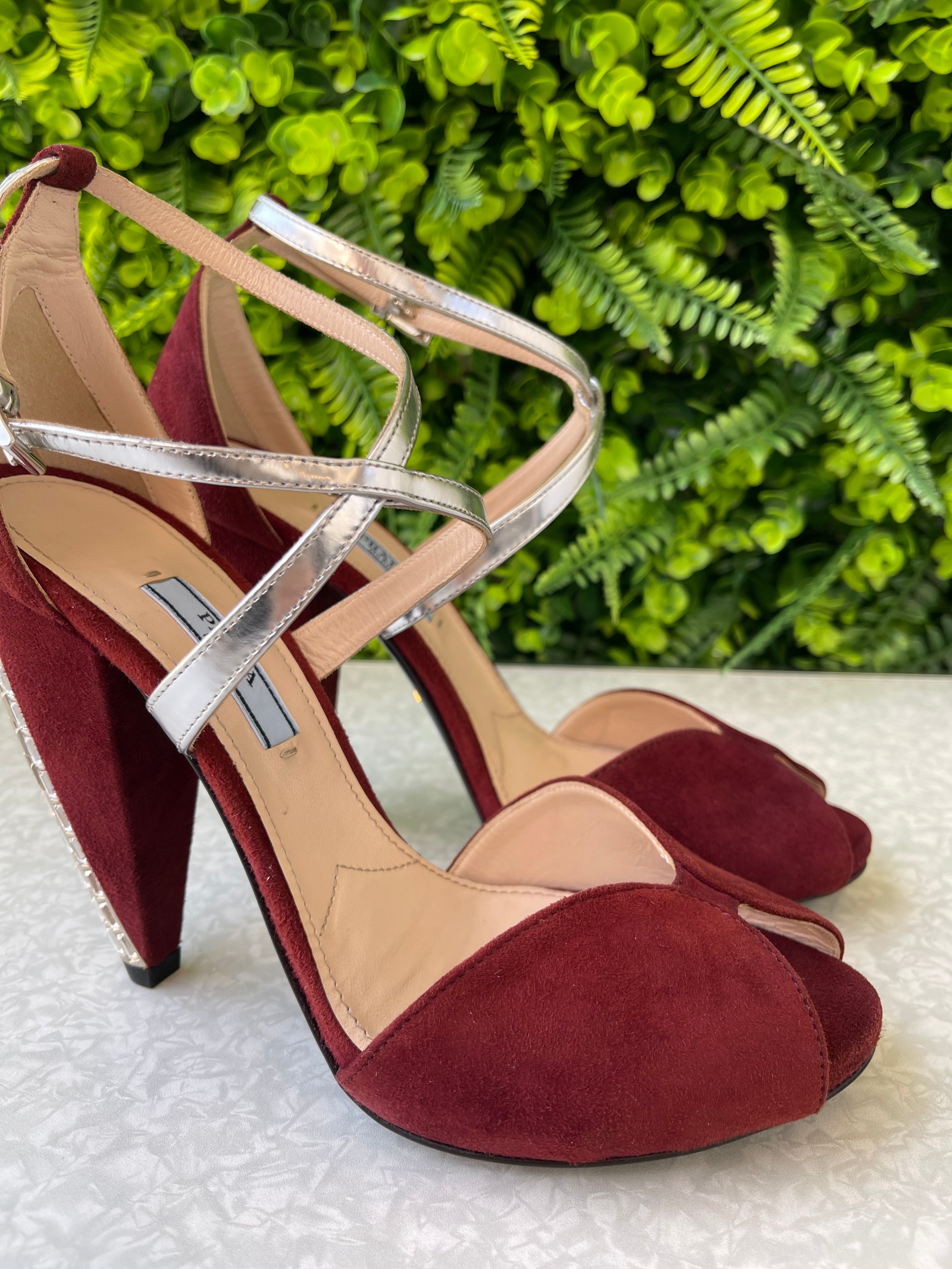 靴 Prada Suede Leather Heels Sandália Prada Suede Vinho – Bela Shop