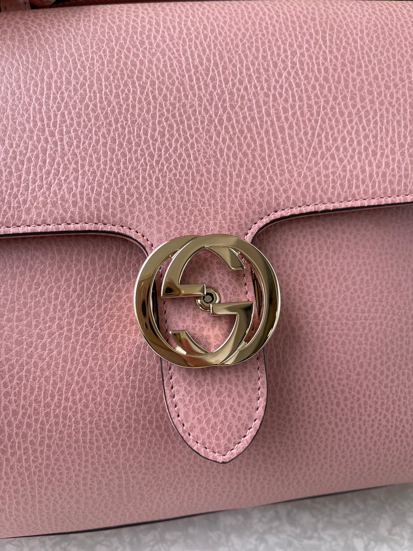 Gucci Interlocking G em Couro Rosa