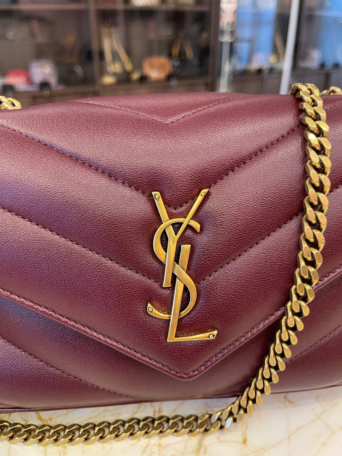 Saint Laurent Loulou em Couro Matelassê Bordô