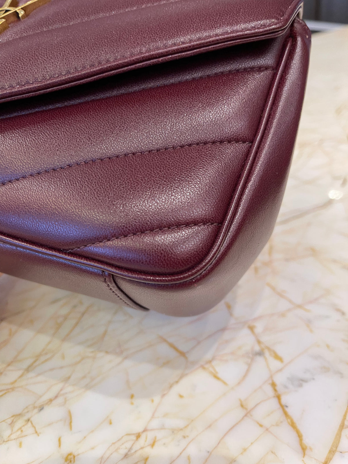 Saint Laurent Loulou em Couro Matelassê Bordô