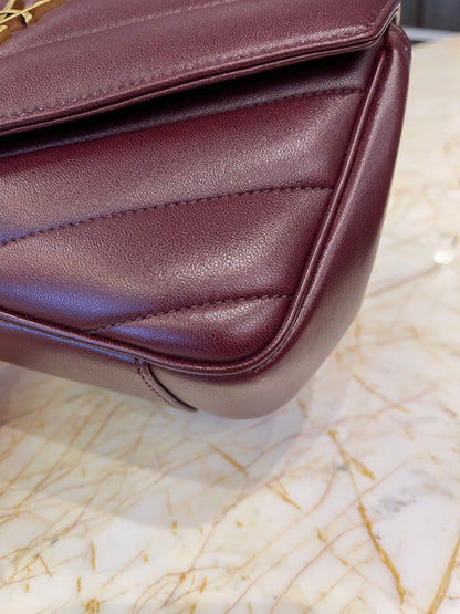 Saint Laurent Loulou em Couro Matelassê Bordô