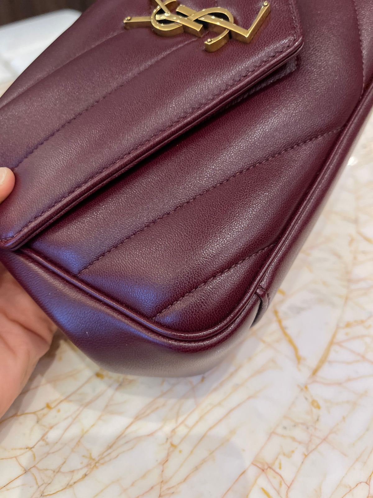 Saint Laurent Loulou em Couro Matelassê Bordô