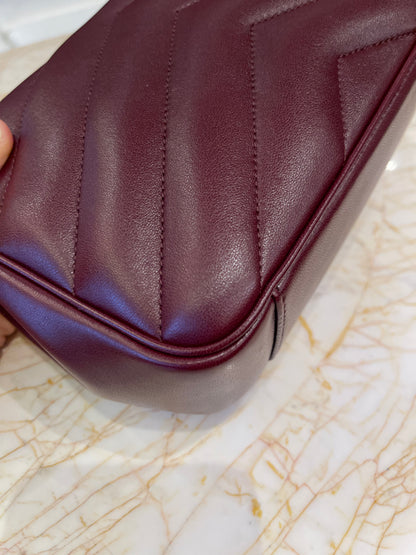 Saint Laurent Loulou em Couro Matelassê Bordô