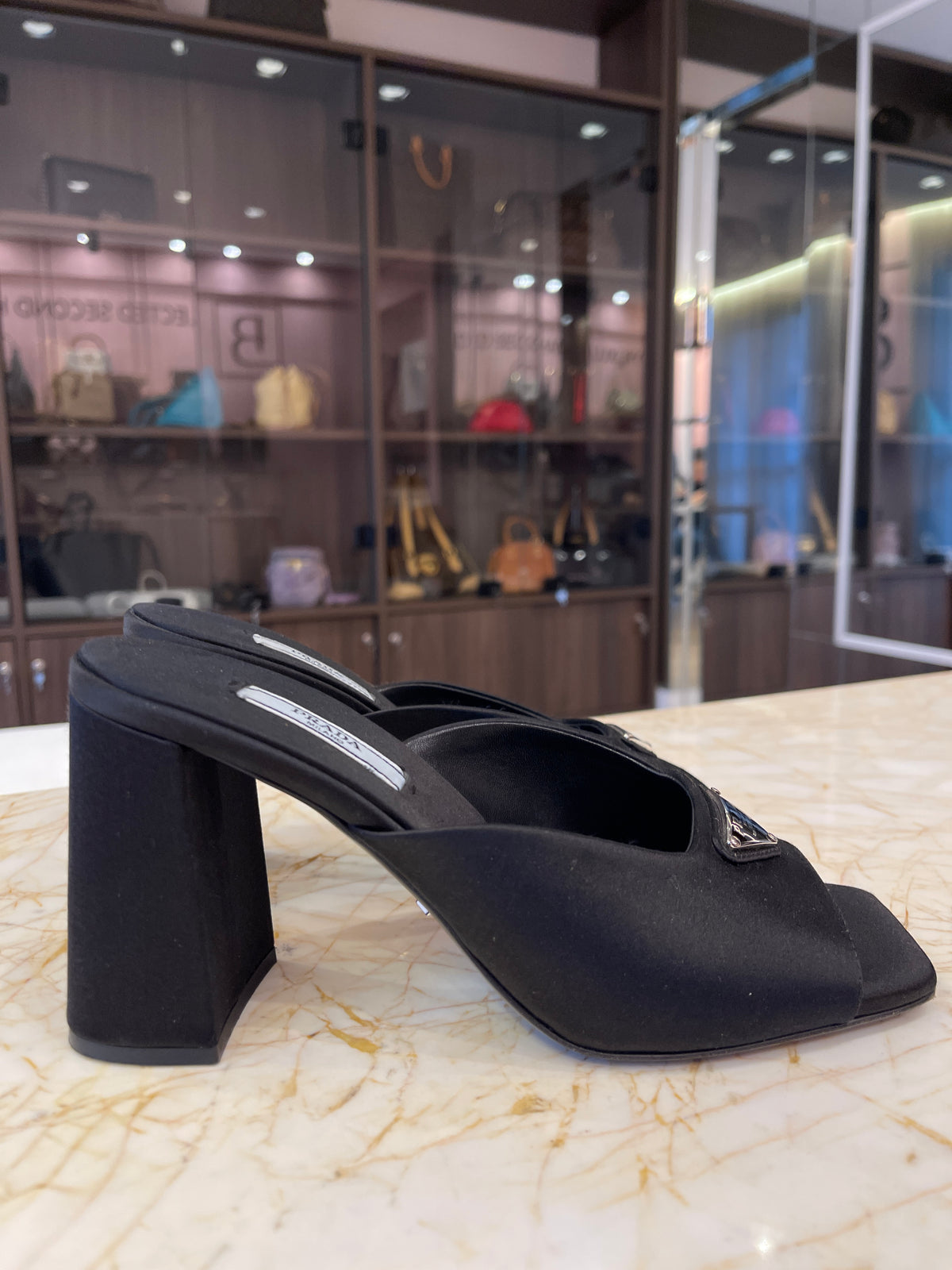 Sandália Prada em Cetim Preto