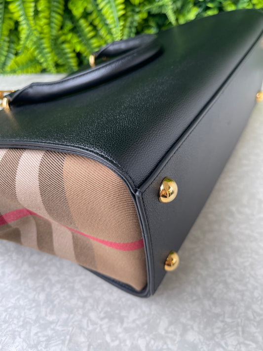 Burberry Banwell Leather Preto