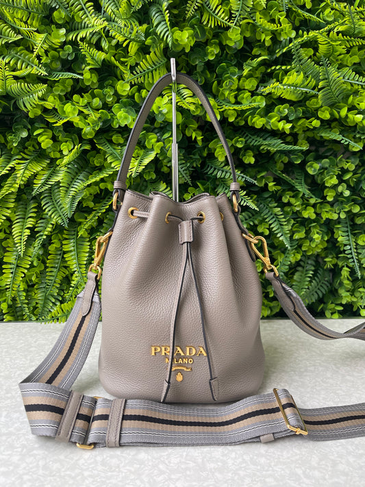 Prada Bucket Crossbody em Couro Cinza