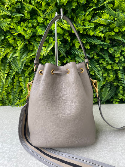 Prada Bucket Crossbody em Couro Cinza