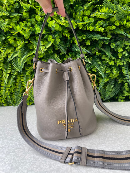 Prada Bucket Crossbody em Couro Cinza