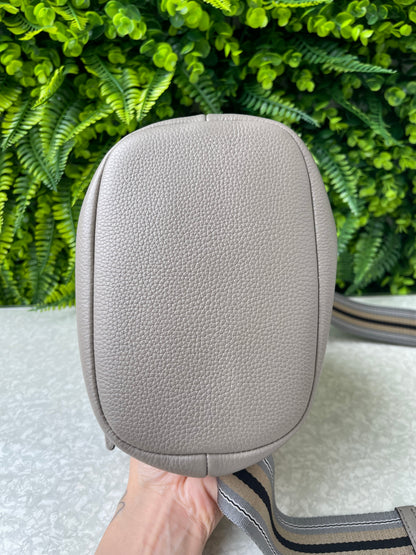 Prada Bucket Crossbody em Couro Cinza