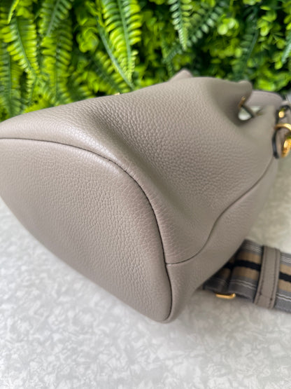 Prada Bucket Crossbody em Couro Cinza