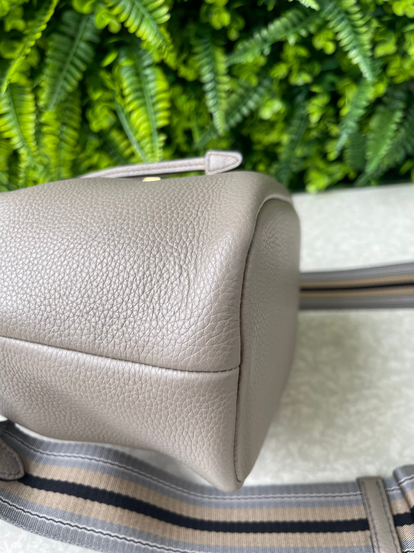 Prada Bucket Crossbody em Couro Cinza