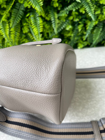 Prada Bucket Crossbody em Couro Cinza