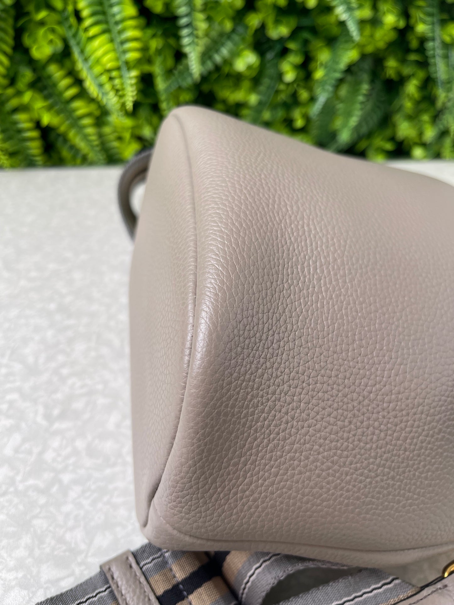 Prada Bucket Crossbody em Couro Cinza