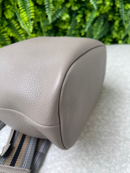 Prada Bucket Crossbody em Couro Cinza